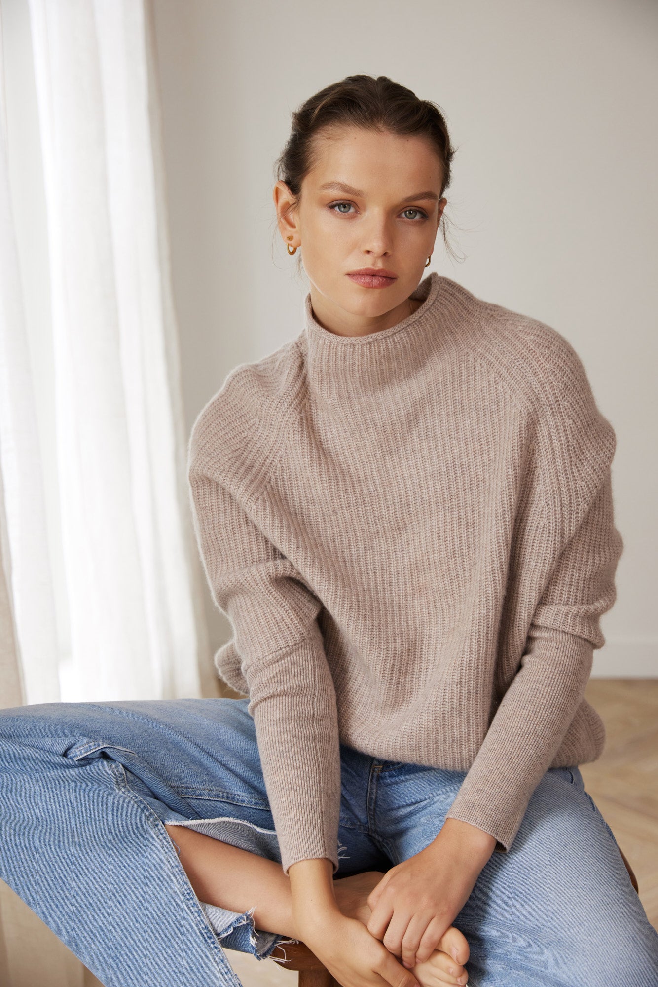 The Cashmere Slouchy Rib Turtleneck in Affogato