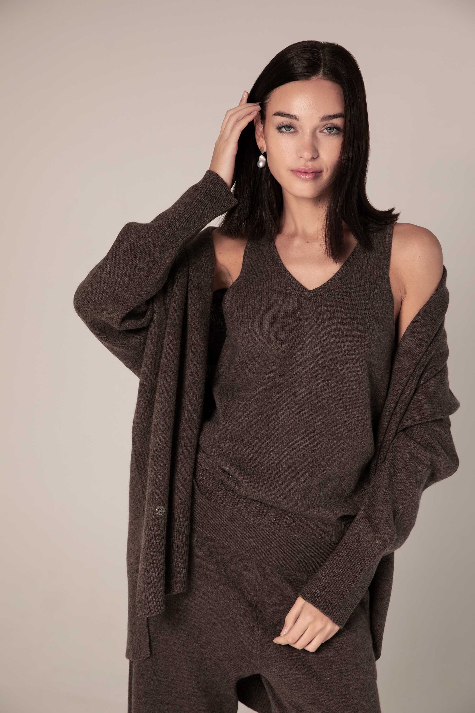 The Cashmere Oversized Cardigan in Acorn