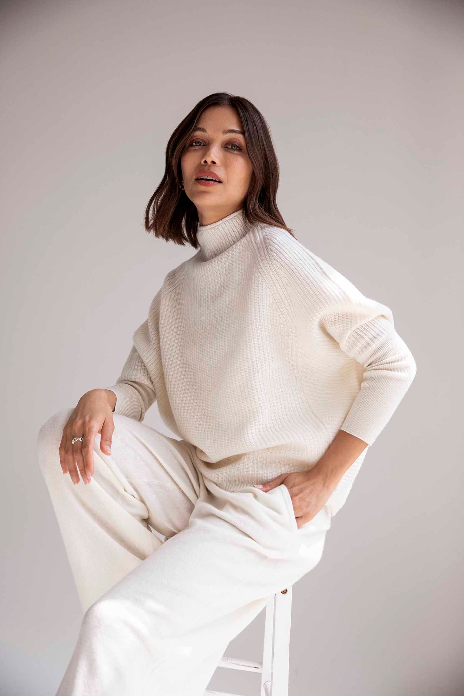 The Cashmere Slouchy Rib Turtleneck in Snow Peak