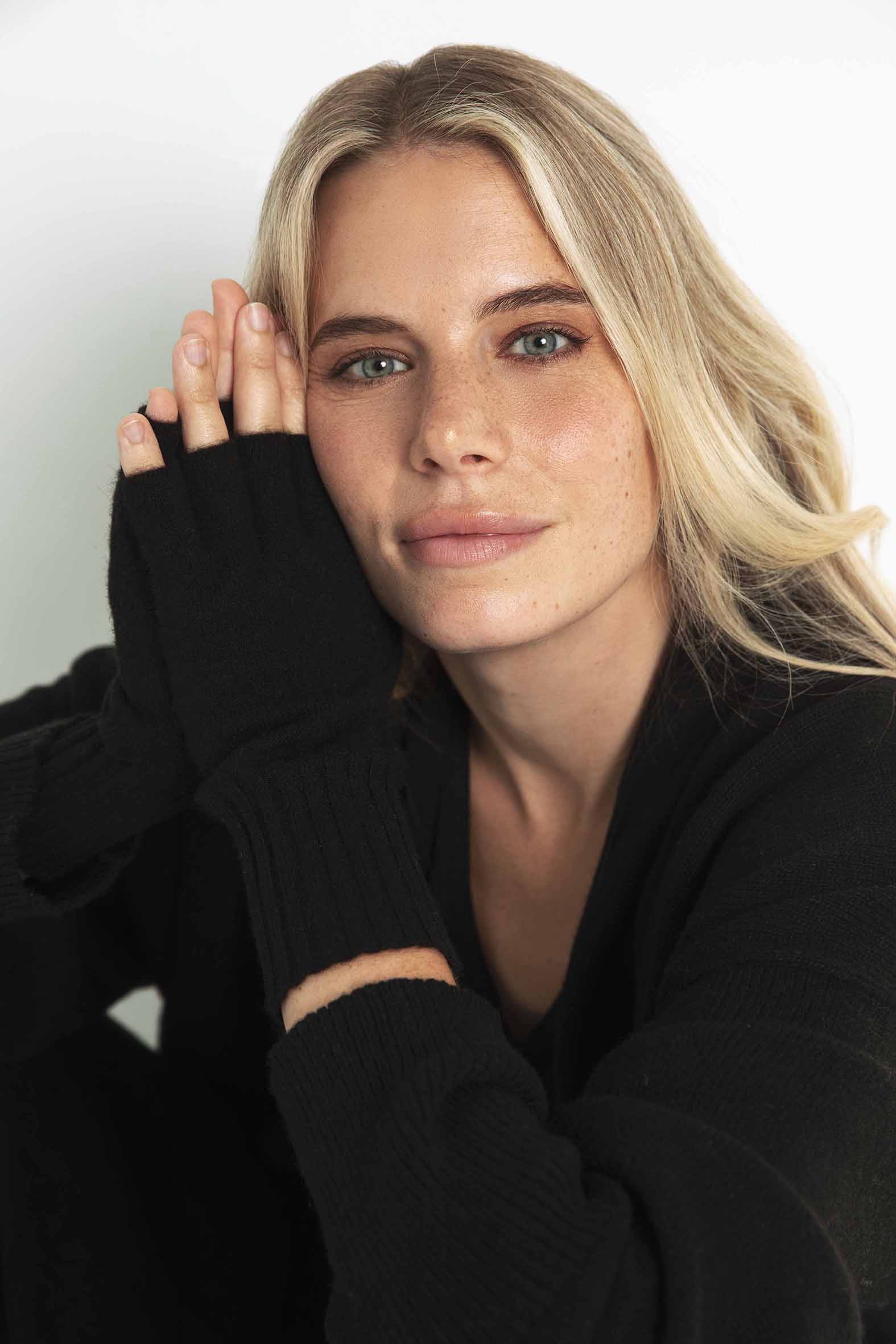 The Fingerless Cashmere Gloves in Black