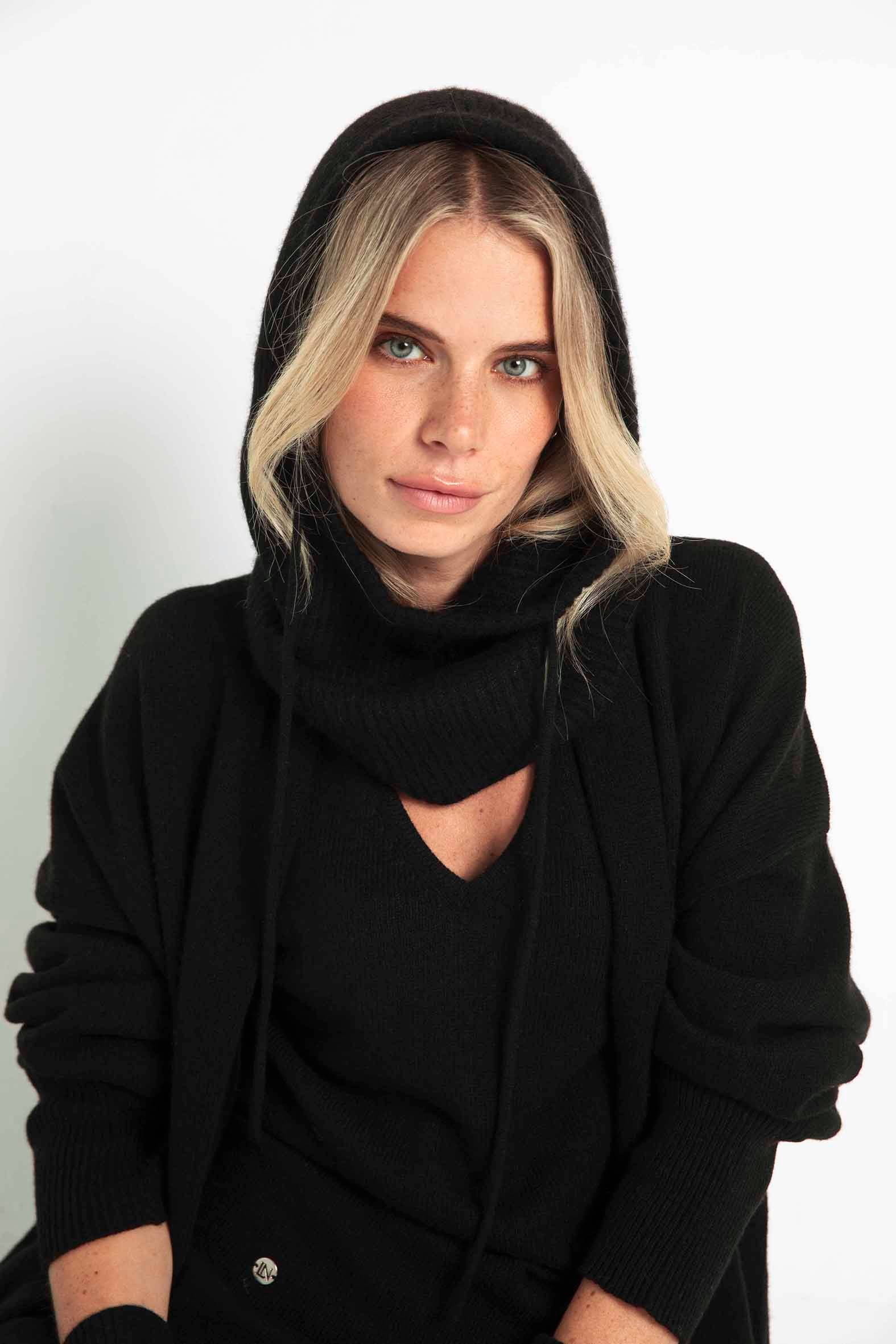 The Cashmere Snood in Black