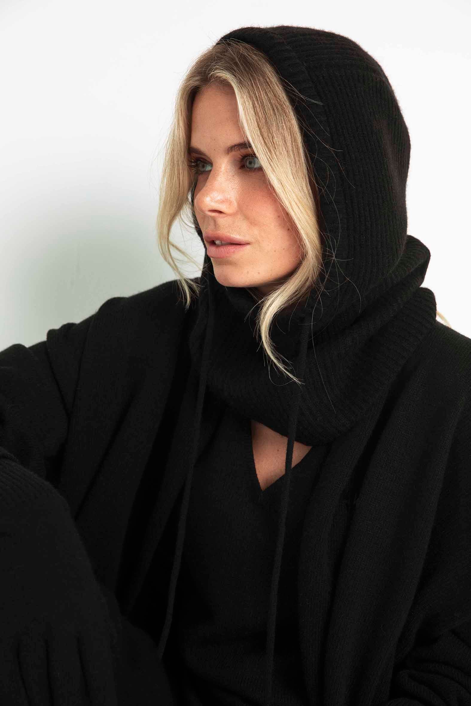 The Cashmere Snood in Black