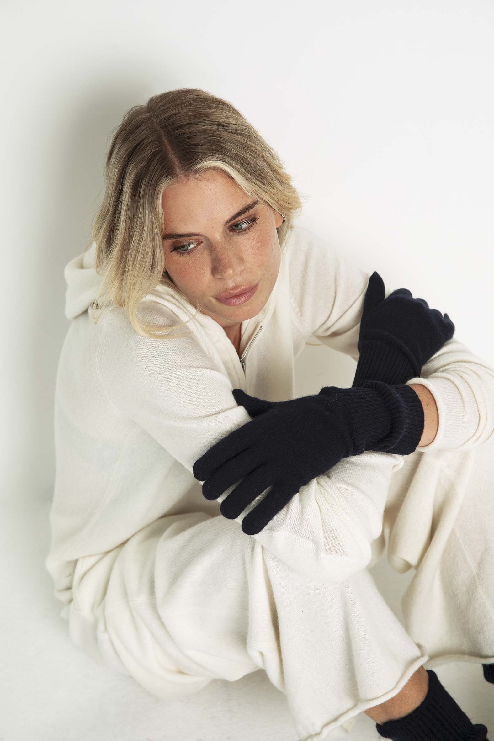 The Cashmere Gloves in Navy