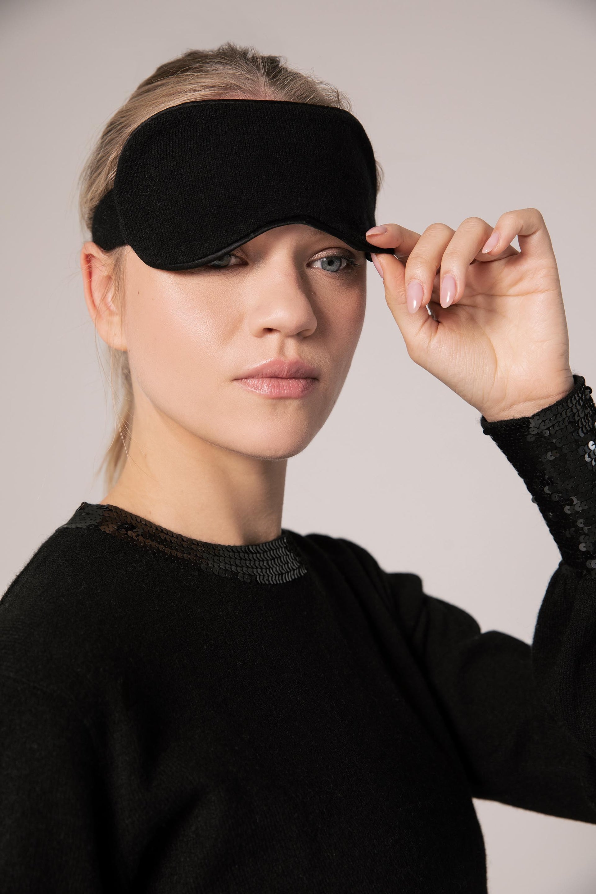 The Cashmere Eye Mask in Black