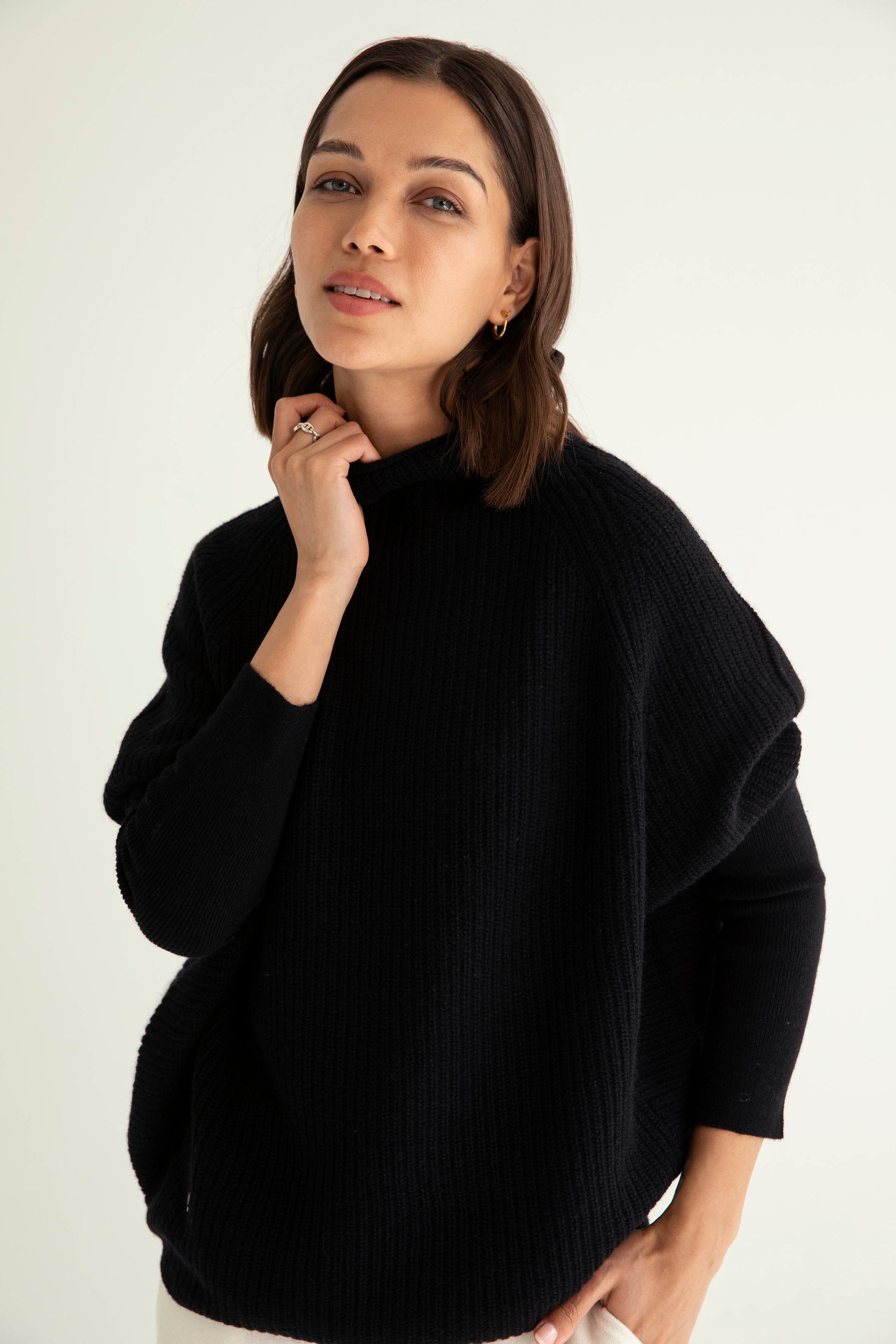 The Cashmere Slouchy Rib Turtleneck in Black