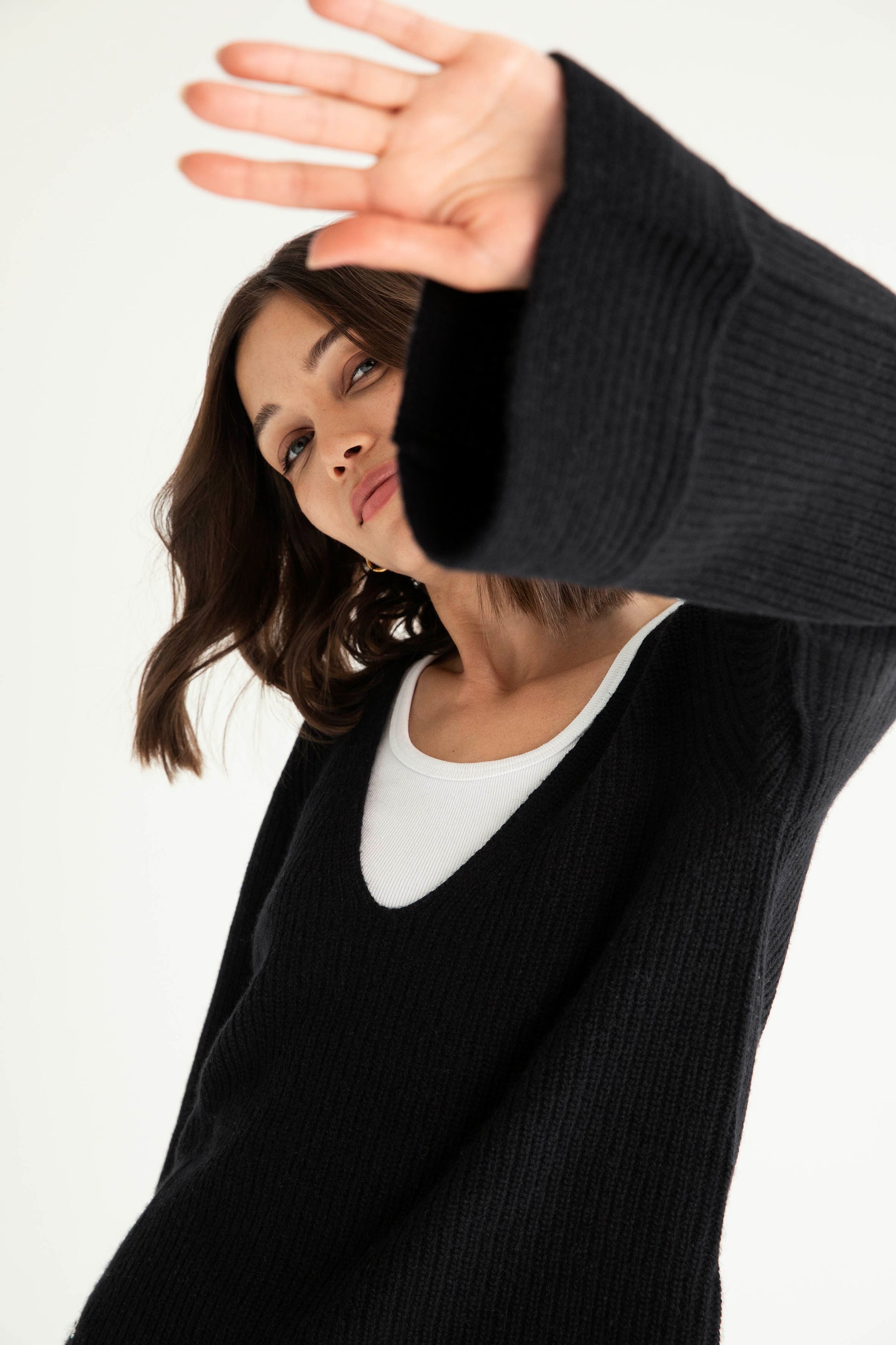 The Relaxed Cashmere Vee in Black