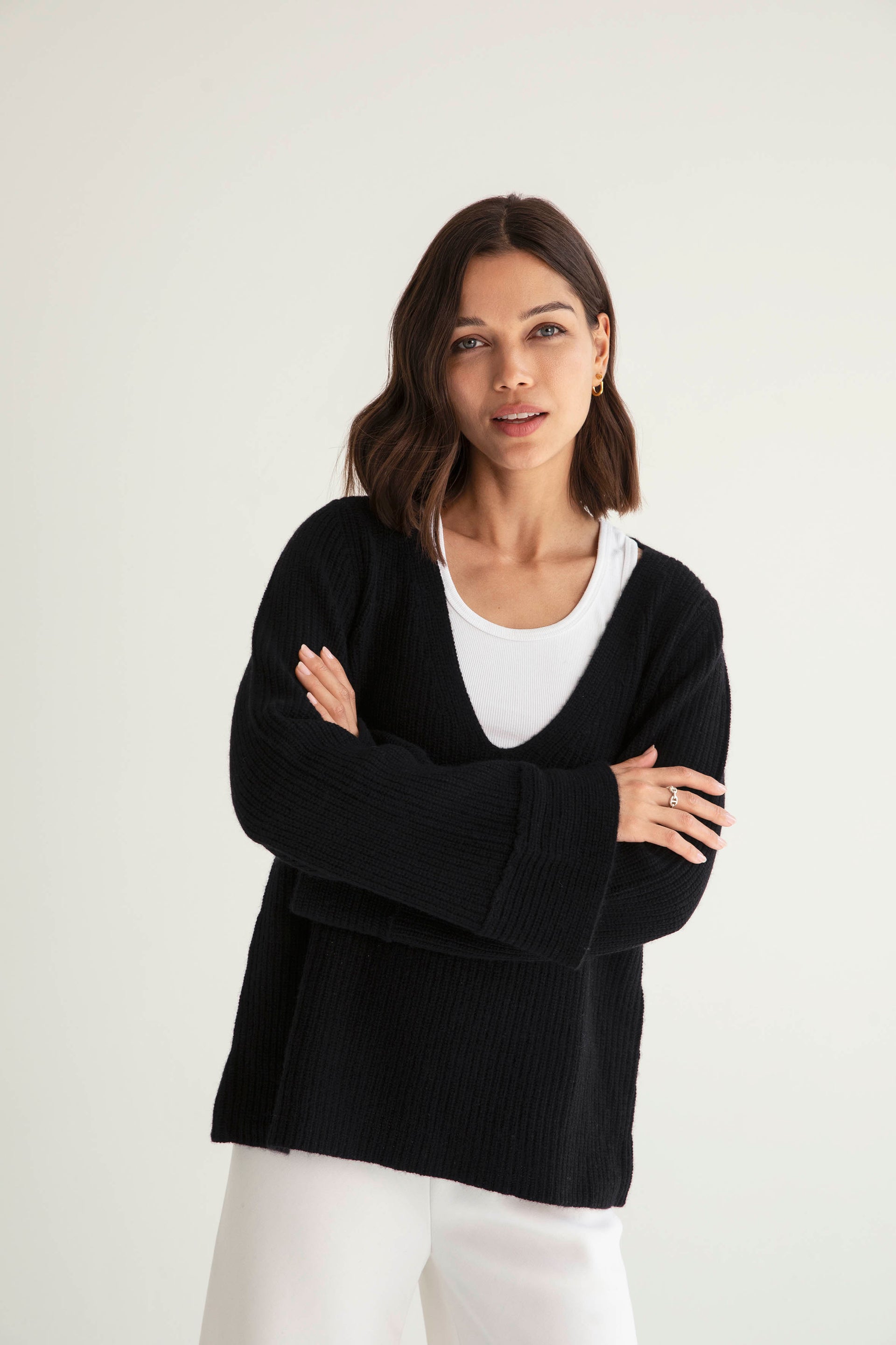 The Relaxed Cashmere Vee in Black