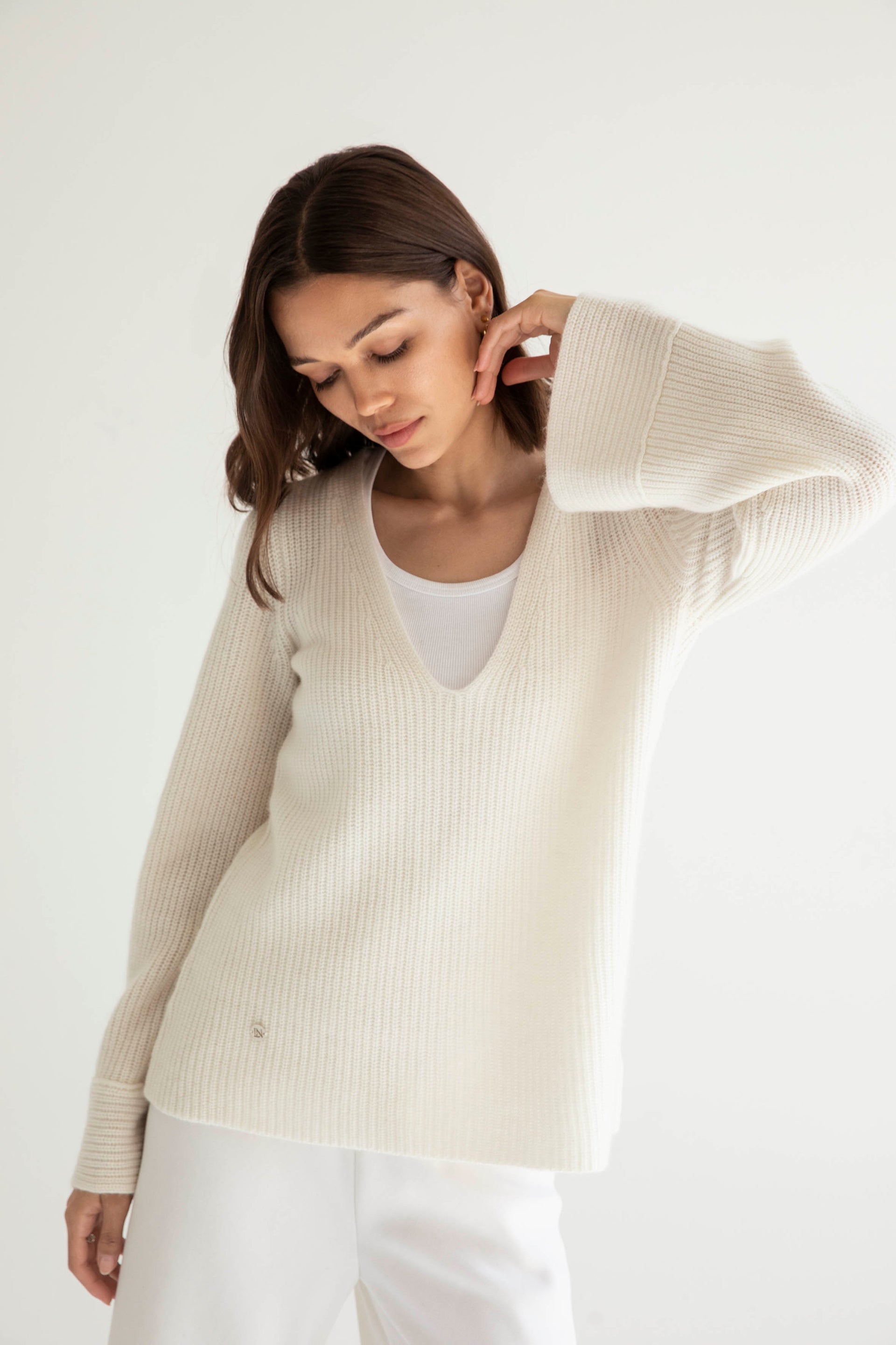 The Relaxed Cashmere Vee in Snow Peak