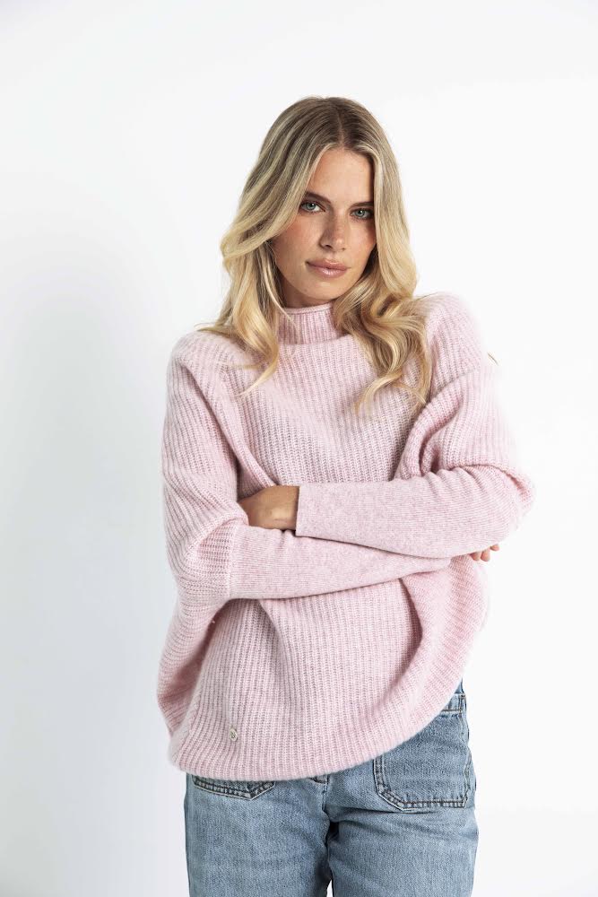 The Cashmere Slouchy Rib Turtleneck in Rosebud