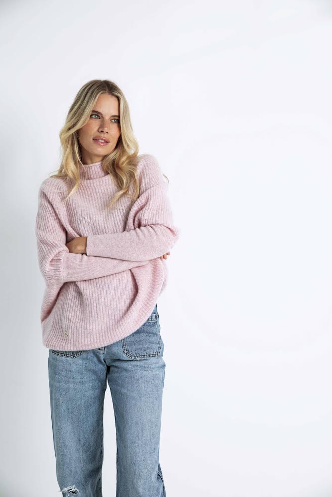 The Cashmere Slouchy Rib Turtleneck in Rosebud