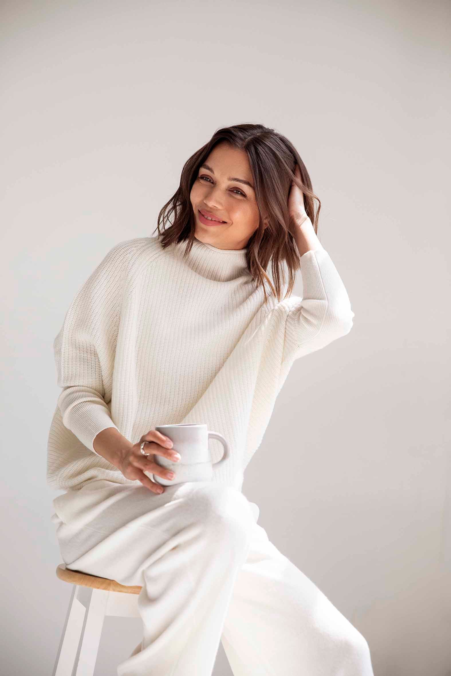 The Cashmere Slouchy Rib Turtleneck in Snow Peak